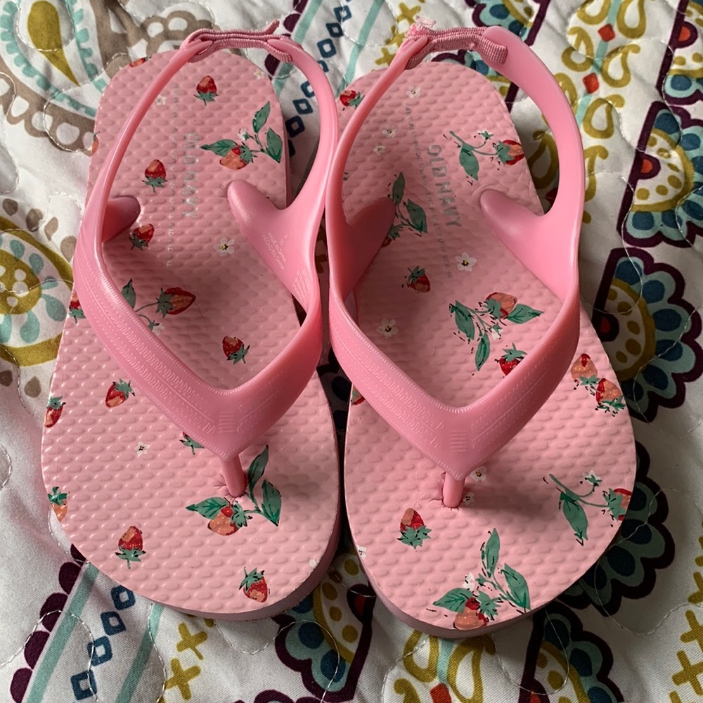 Little girl sandals Old Navy strawberries size 8 Toddler new VACATION!